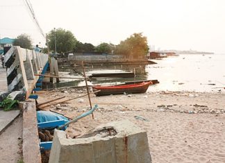 The scene over the side of Naklua Bridge.